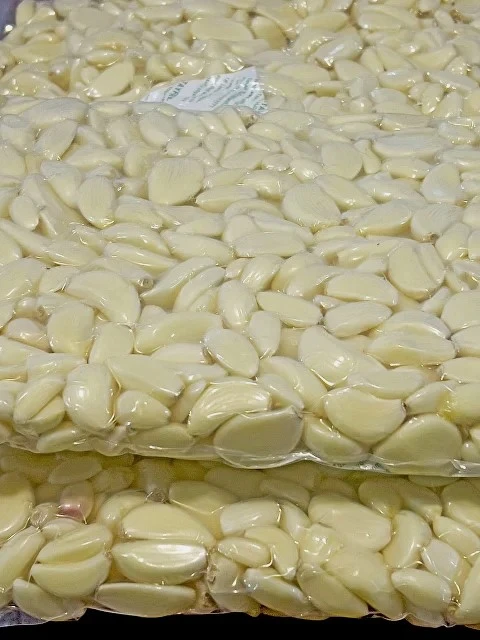 Очищенный продукт Чеснок в вакуумной упаковке