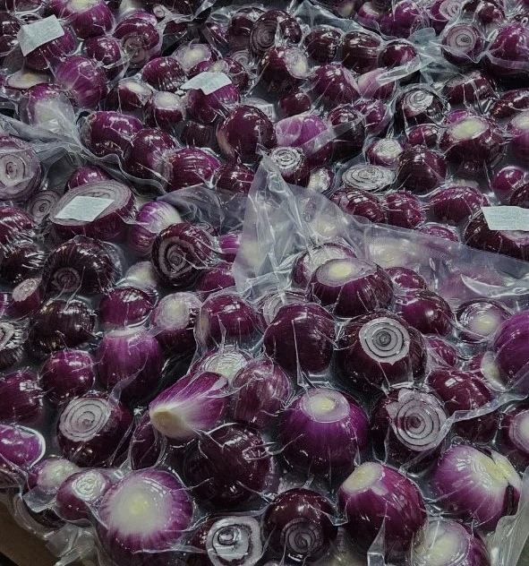 Очищенный продукт Красный лук в вакуумной упаковке